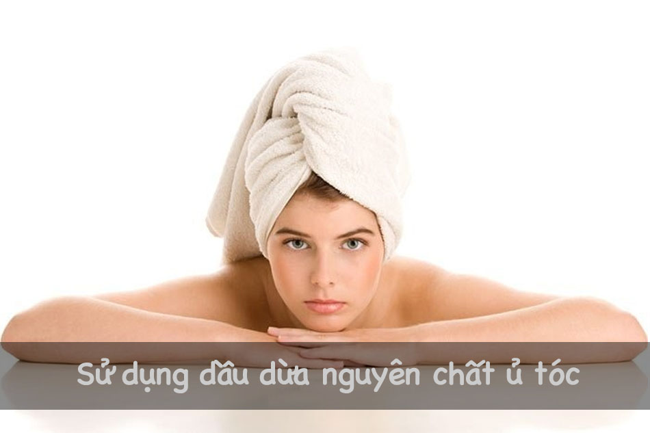 Ủ tóc bằng dầu dừa nguyên chất